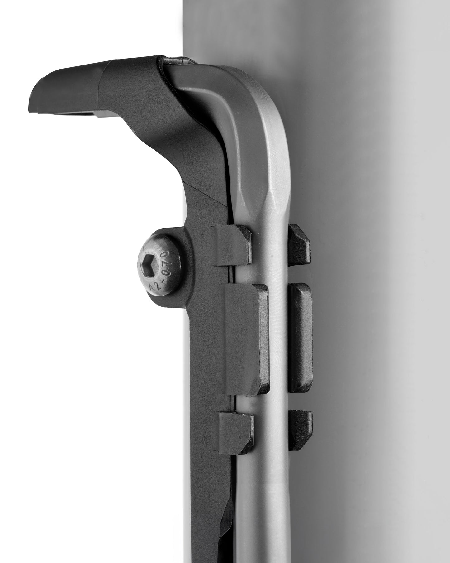 Daysaver Multitool Essential8 and Carrier Mount on bike detail