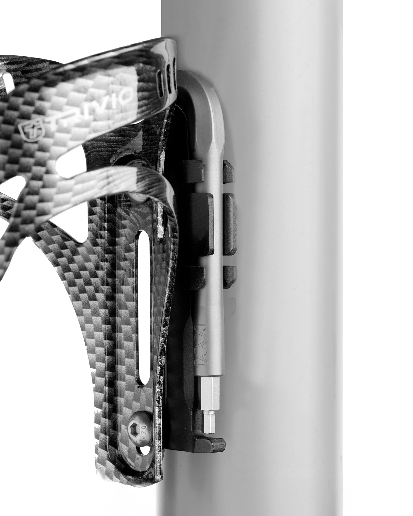 Daysaver Multitool Essential8 and Carrier Mount on bike under bottle cage